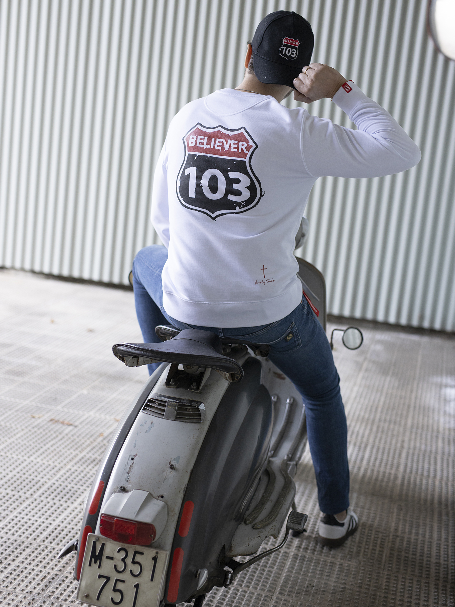 SUDADERA BLANCA BELIEVER BICOLOR - Imagen 3